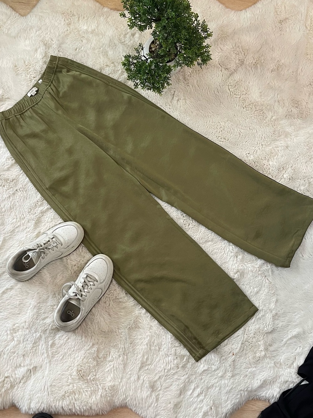 NWT Vince 100% Silk Satin Wide Leg Pull-On Pants Olive Green Size XS